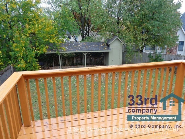 Building Photo - Spacious townhome with fenced yard!