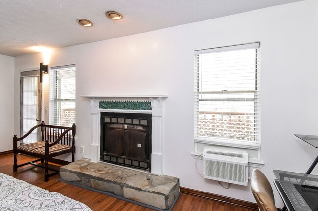 Photo - Charming studio apartment home in the Heart of Marietta!