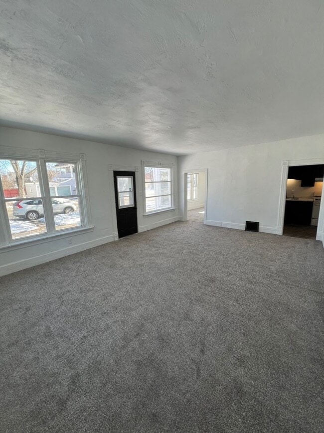 Building Photo - 4 Bedroom 2 Bath Single Family Home Available NOW!