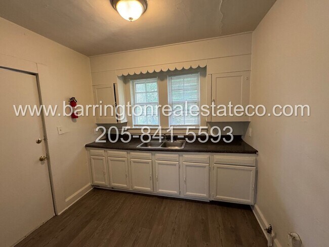 Building Photo - 827 6th Ave W