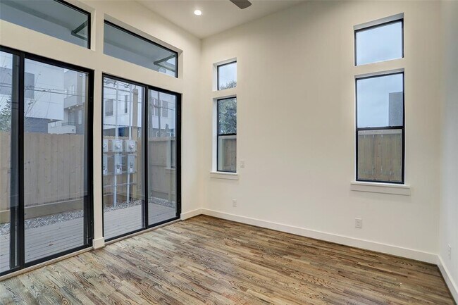 Building Photo - 732 W 22nd St