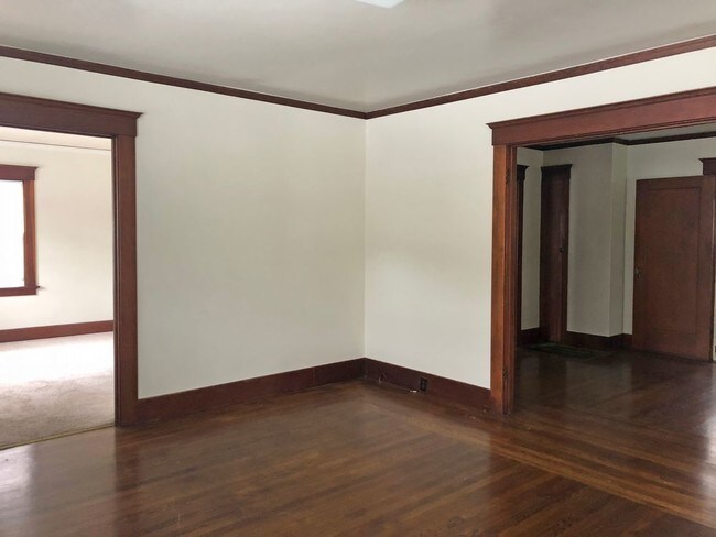 Building Photo - Los Gatos Charming 2 Bedroom Right Downtown