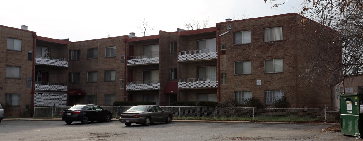 Building Photo - Bohn Apartments