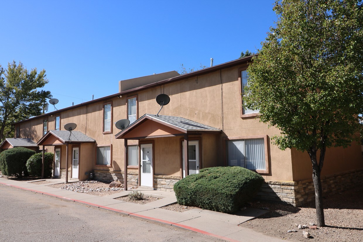 Villa Del Este Apartments, 12008 Phoenix Ave NE, Albuquerque, NM 87122 - Chelwood