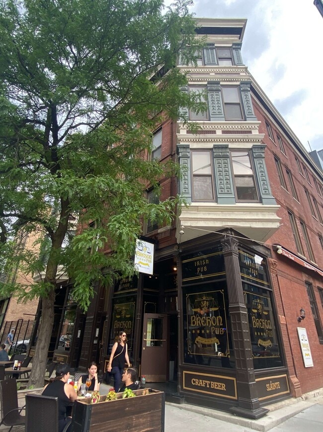 Building Photo - 731 N Wells St