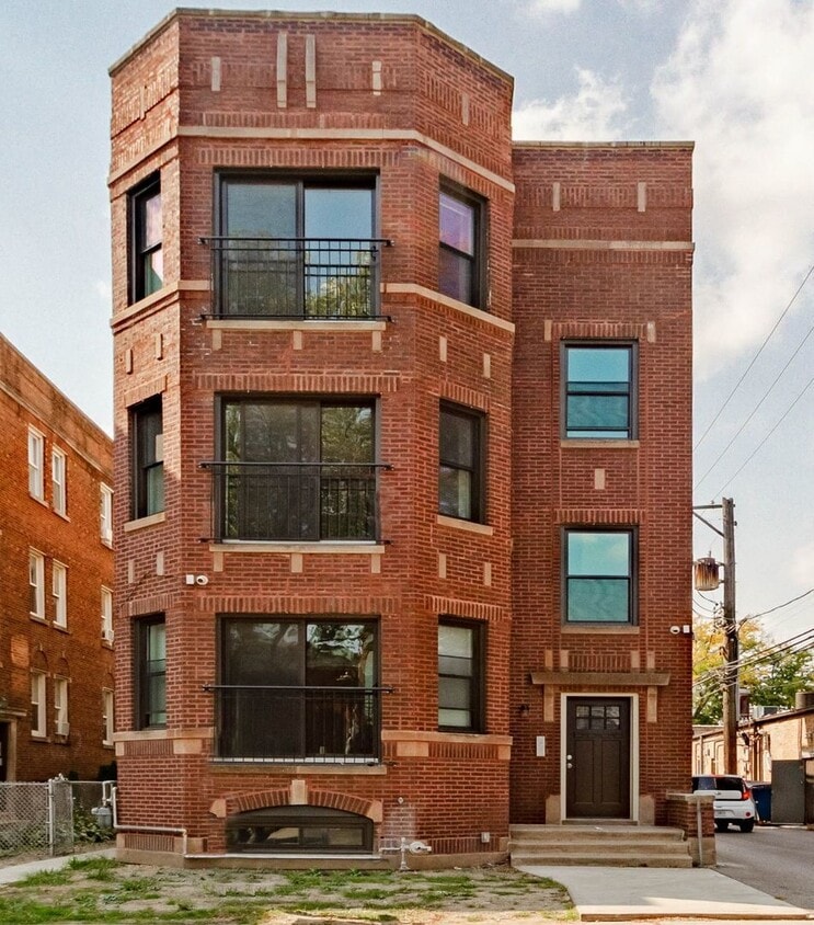 Primary Photo - 6344 N Artesian Ave