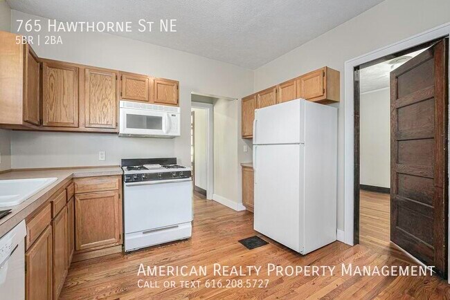 Building Photo - 765 Hawthorne St NE