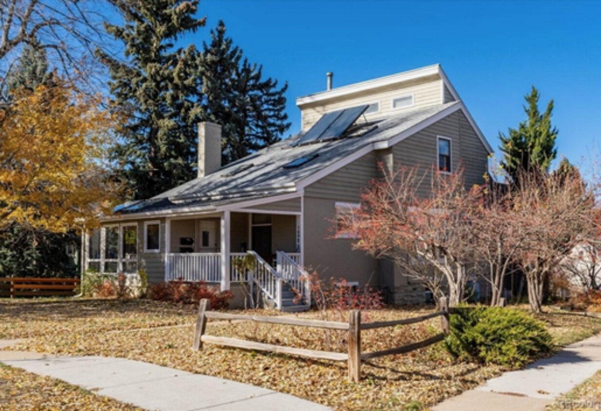 Primary Photo - Stunning 10-bedroom triplex in the heart o...