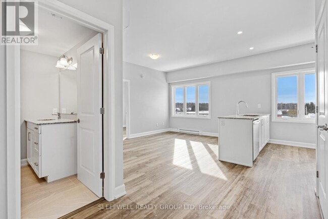 Building Photo - 979 N Russell Rd