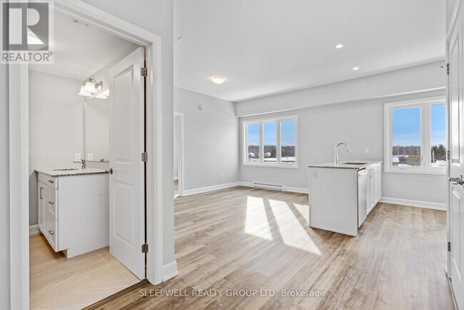 Photo du bâtiment - 979 N Russell Rd