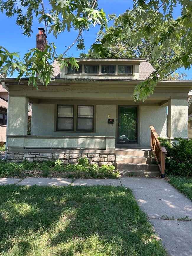 Building Photo - Charming 3-Bed Near UMKC – Hardwood Floors...