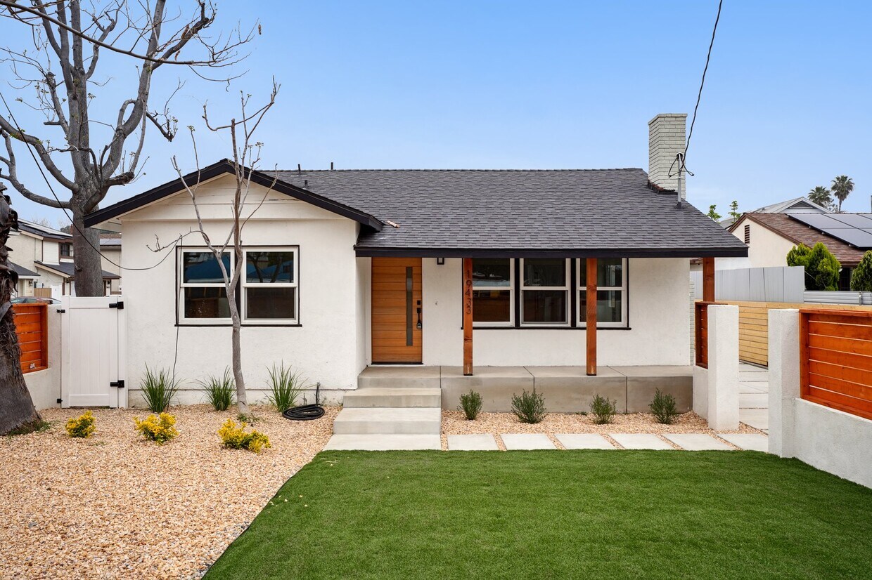 Primary Photo - 19433 Valerio St
