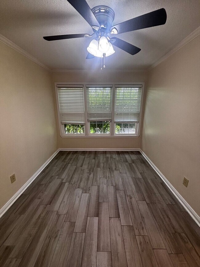 Foto del edificio - 2 Bedroom 2 Bathroom NOW Available!!