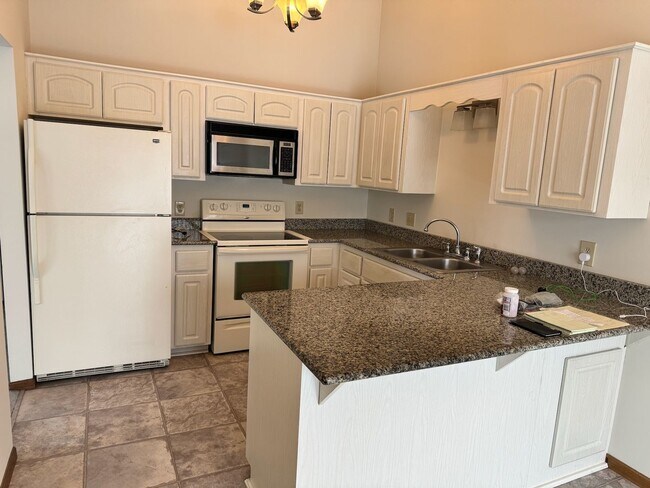 Building Photo - Beautiful 3 bedroom townhome in Maplewood.