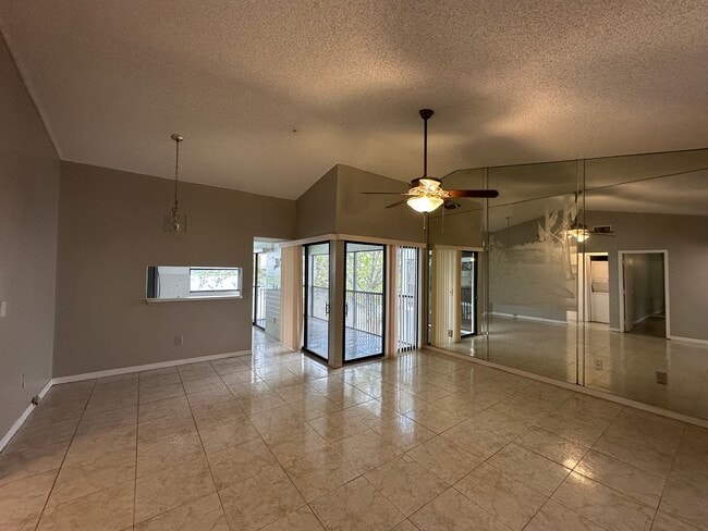 Building Photo - 1024 S Independence Dr