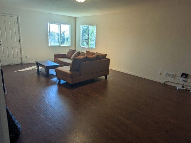 Building Photo - 8427 Outlook Ave