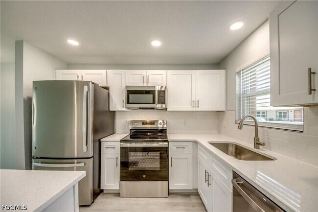 Foto del edificio - 16881 Davis Rd