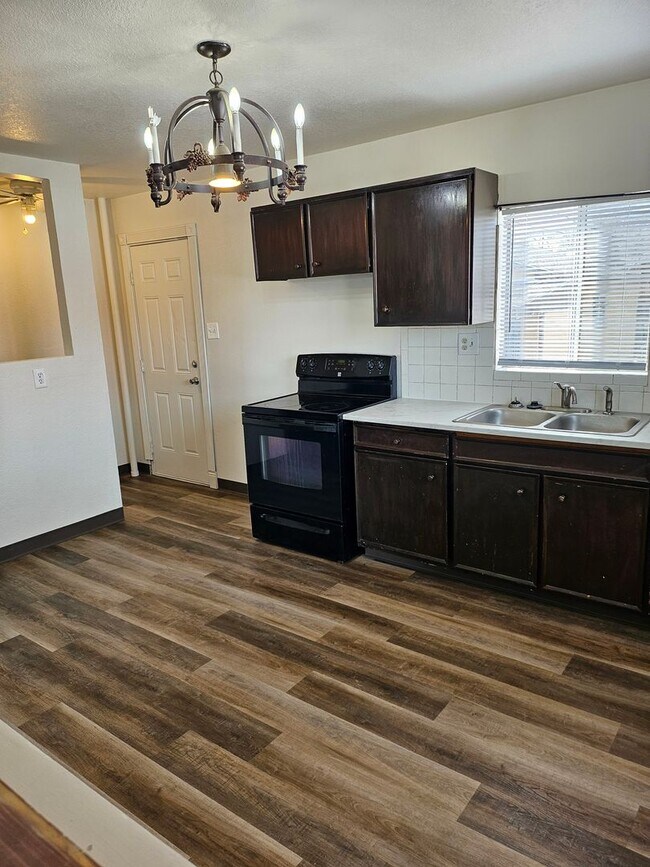 Foto del edificio - ALL PROSPECTIVE TENANTS MUST SUBMIT A ON LINE APPLICATION AND BE PRE-QUALIFIED PRIOR TO ANY SHOWI...