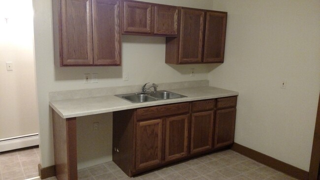 Kitchen cointer/sink dishwasher/garbage disposal - 67 Pine St