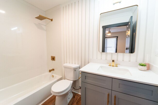 Foto del edificio - Welcome to Your Luxurious, Fully Renovated Townhome at 3150 Driftwood Dr APT B - Fully Renovated,...
