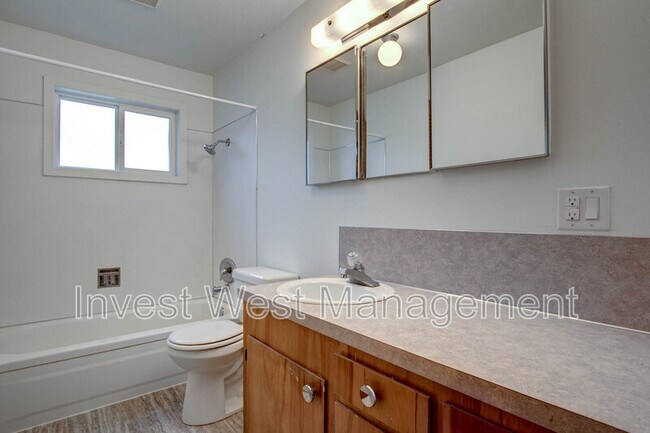Building Photo - 8903 NE 36th St