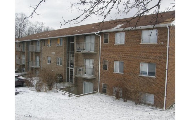 Building Photo - Yearling Court Apartments