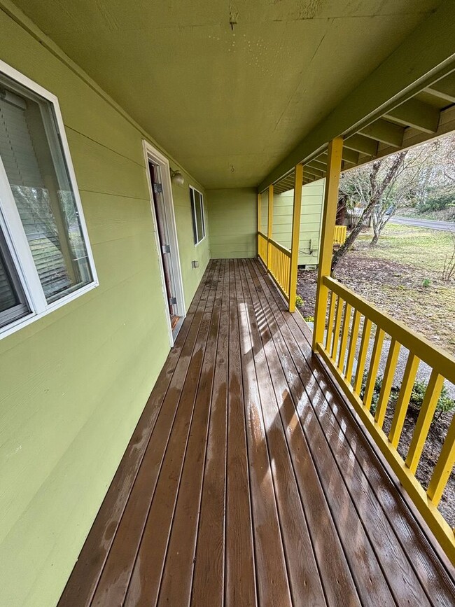 Foto del edificio - Large front porch, dead end street, spacio...