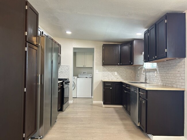 Foto del edificio - PLEASE CONTACT VAUGHN REALTY TO SET UP AN APPOINTMENT (760)446-6561