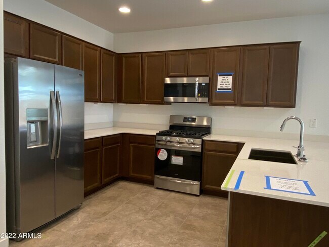 Building Photo - 2562 W Huntington Dr