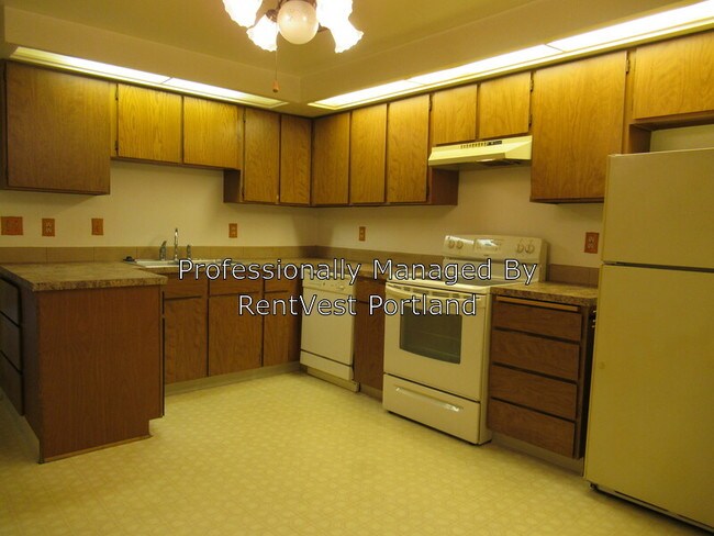 Building Photo - 650 SW Meadow Dr