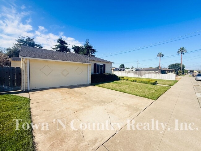 Building Photo - Beautifully Updated 3-Bedroom Home in Sout...