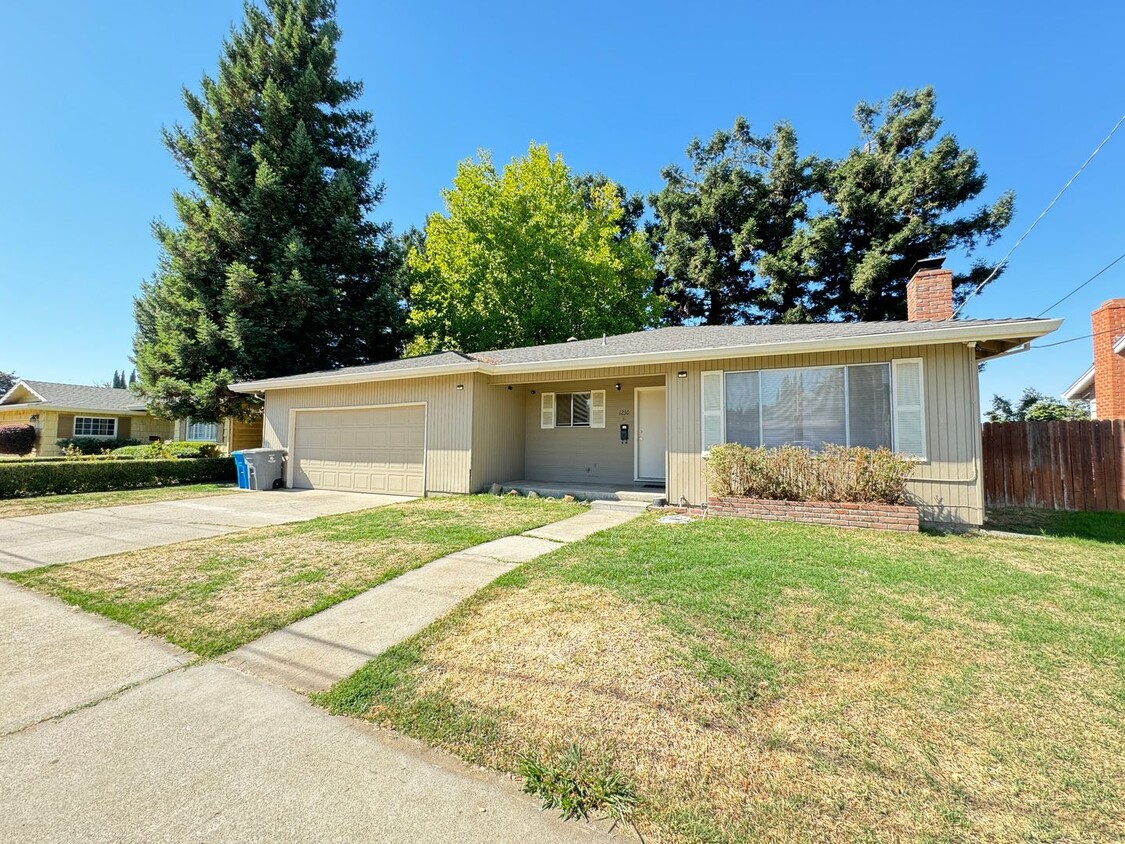 Primary Photo - 3 bed /2 ba house - Yuba City- MOVE IN SPE...