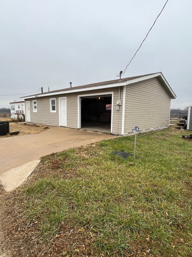 Foto del edificio - 2156 N Weaver Rd