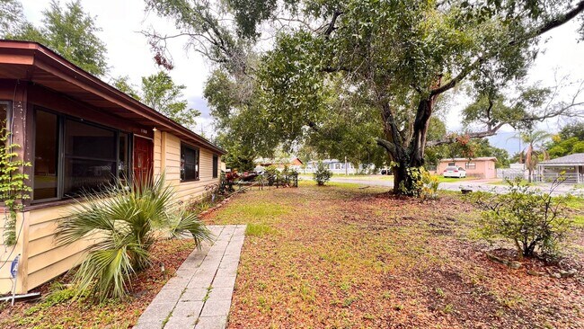 Building Photo - Available June 30! 2BR/1BA beautiful house...