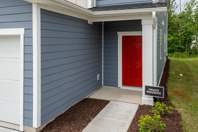 Building Photo - Meticulously Maintained Townhome!