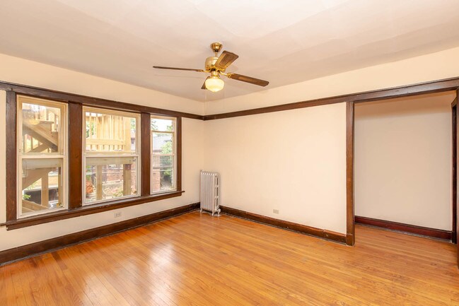 Building Photo - 2116 W Birchwood Ave