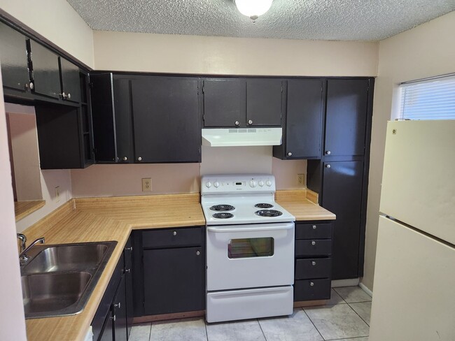 Building Photo - 2 bedroom 2 bath town home in a gated comm...