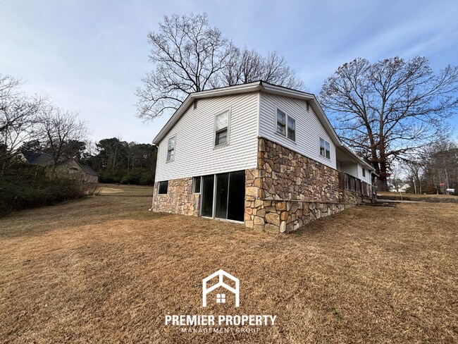 Foto del edificio - Family-Friendly 3BR Trussville Home with Hardwood Floors & Spacious Backyard