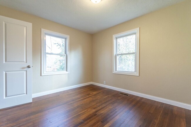 Building Photo - 2404 E 8th St