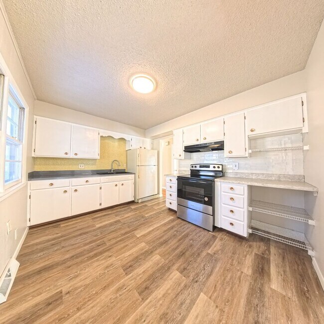 Foto del edificio - Spacious 3 Bedroom 1 bathroom Ranch located on the South Side