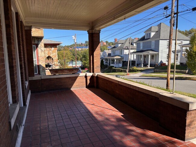 Building Photo - 3-4 Bedroom House located in South Park. S...