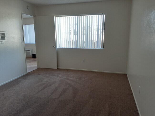 Building Photo - 216 Cypress Ave