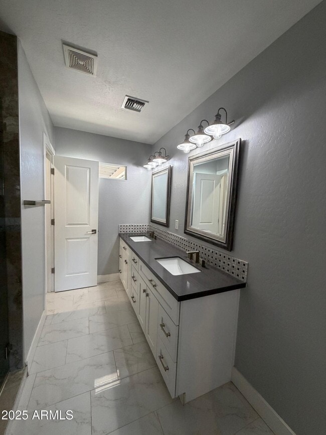 Foto del edificio - 8062 E Edgemont Ave