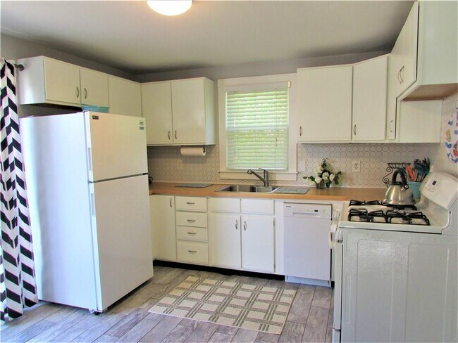 Building Photo - 36 Briarwood Ave