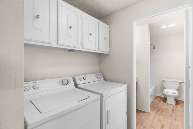Comodidad moderna con espacio exclusivo para lavandería y baño. - Ridgedale Apartments