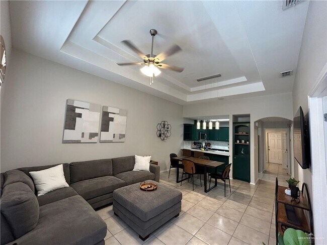 Building Photo - 406 S Palm Dr