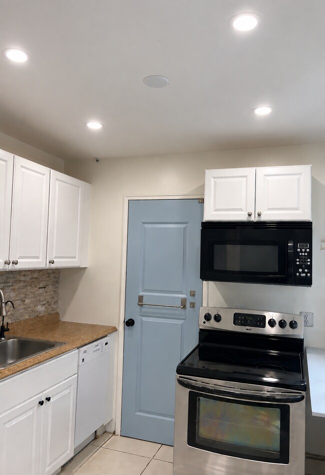 Cocina con luces de techo - 1301 NE 6th St