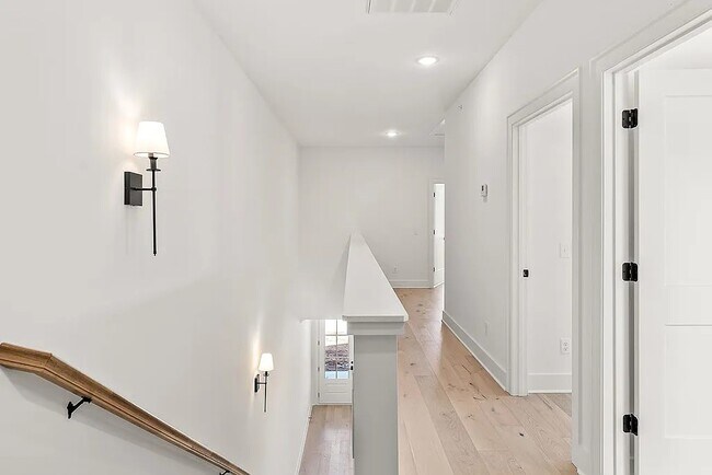 Building Photo - 811 Vickery Dr
