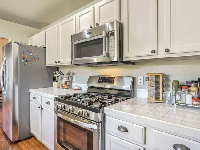 Foto del edificio - A fully furnished 3 Bedroom House in Woodl...