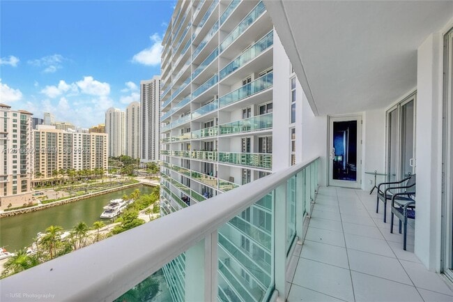 Foto del edificio - 100 Bayview Dr